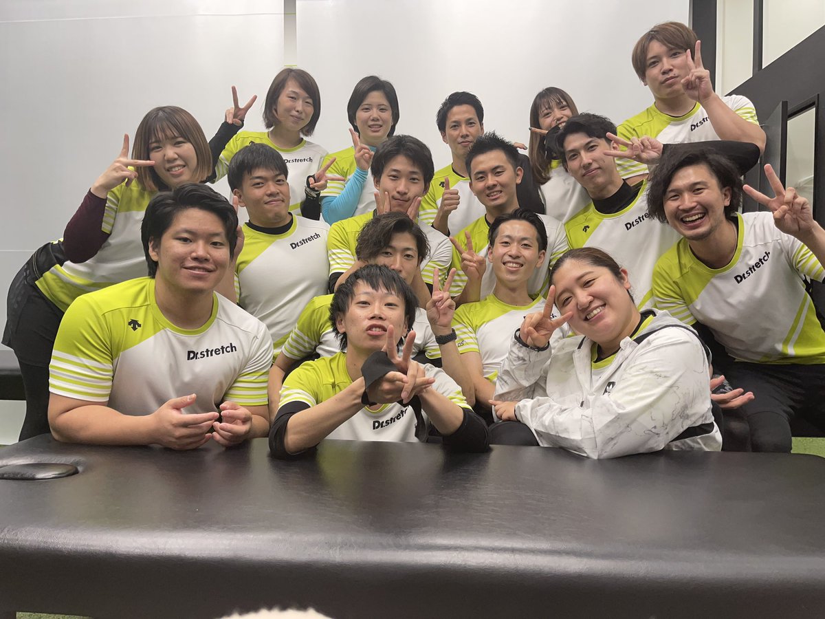 fA3y9hlgkX3dFlV's tweet photo. 【全体MTG】
#日本一サービスを追求する店舗

今という時間を大事にしたい。

出来る出来ない以前に、

目的に向かって、
自分達の決めた事はやろう。

変化にはストレスはある。

#継続力　
↓
#習慣化　
↓
#価値

何を続けて行動するかで、
未来は大きく変化すると思う。

本当に自分ら次第。 https://t.co/wXEPQOOfOb