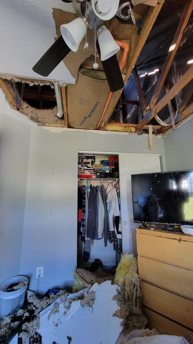 MashuFPS's tweet photo. about a week ago my neighbors house caught on fire early in the morning and resulted in my house being water damaged and my whole setup being totaled. i saved my pc and have managed to set it back up. we hitting masters this season on the shit set up. https://t.co/L5vf5iiXjD