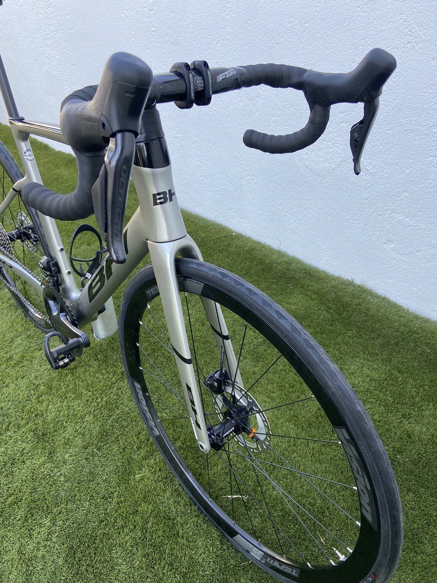 Últimas unidades a la venta. 
Carretera talla S. 
Crono negra talla L. 
Crono azul talla xs
Más info 695361631