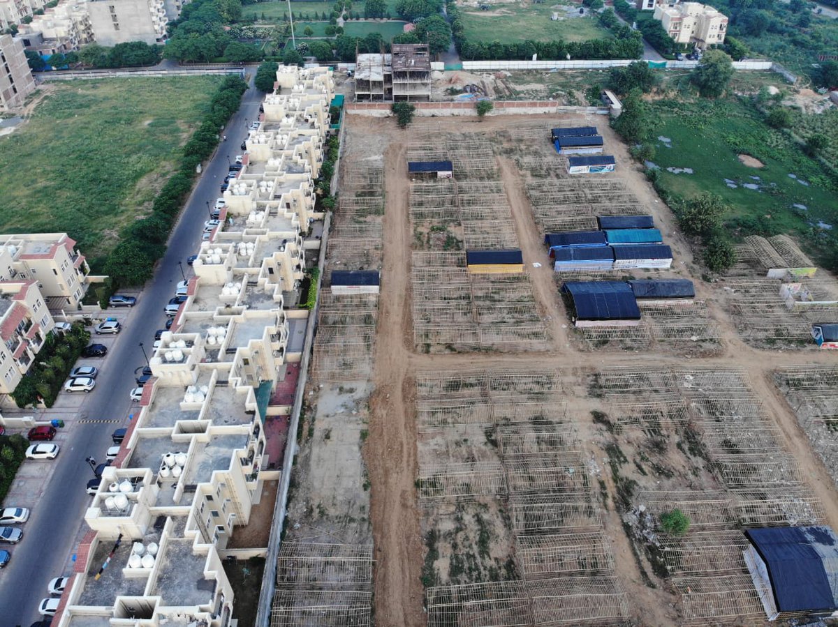 #Sector65 Broken Roads, now massive market on agricultural land using bamboo sticks. Residents facing huge Fire/ Safety/ Law&Order risks. Despite notices to stop work by @MunCorpGurugram @dtcphry & complaint to @gurgaonpolice construction at full pace @cmohry @DC_Gurugram @cmohry