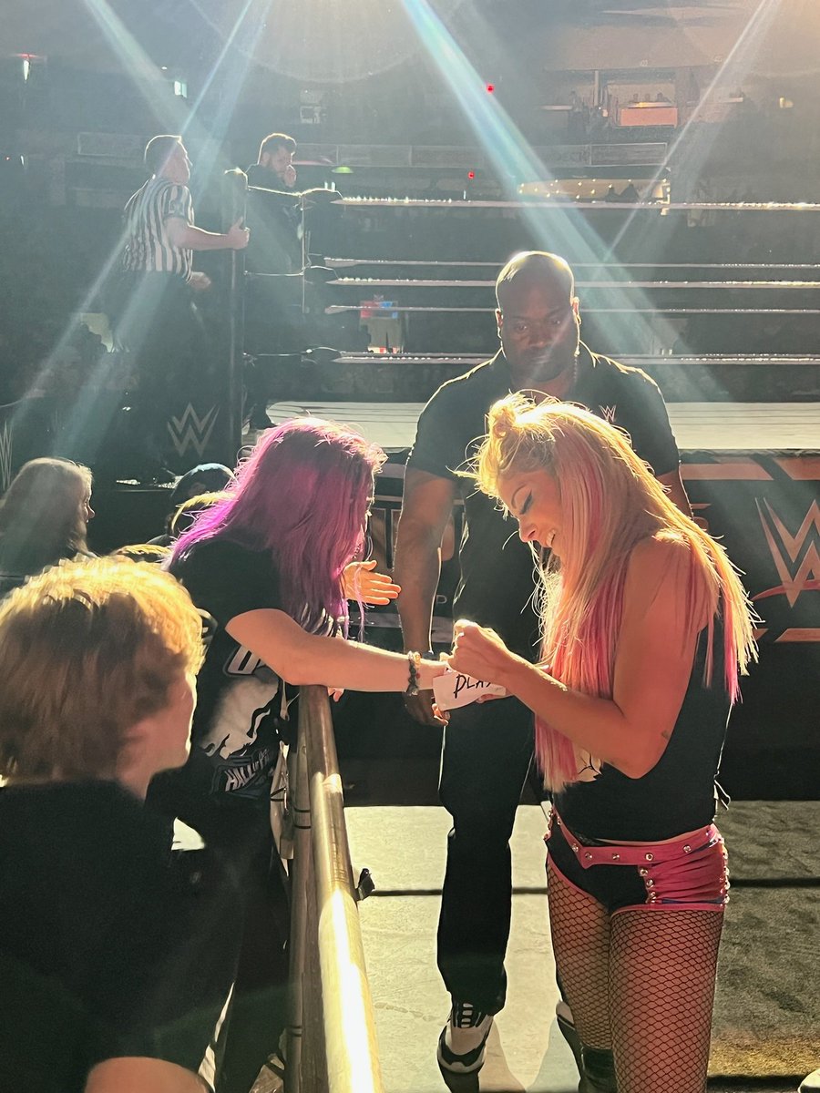 BlueJayAway's tweet photo. First time ever getting to see WWE in person. Thanks to @AlexaBliss_WWE and @SuperKingofBros for making it so special! #WWEKingston #WWE https://t.co/4P58UL1NQq