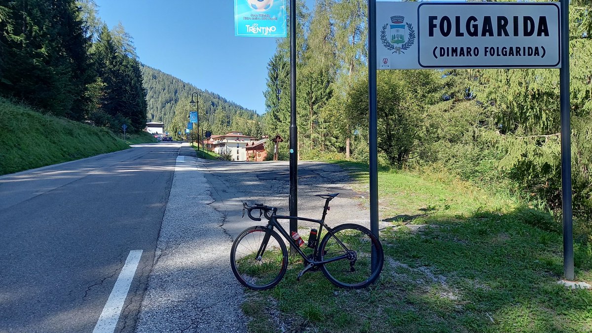 errebi54's tweet photo. Di Valle in Valle....con la piacevole sorpresa di incontrare la simpatica @ILENIALazzaro e famiglia. #iopedaloqui #valdirabbi #valdisole https://t.co/0KS5OYGw2w