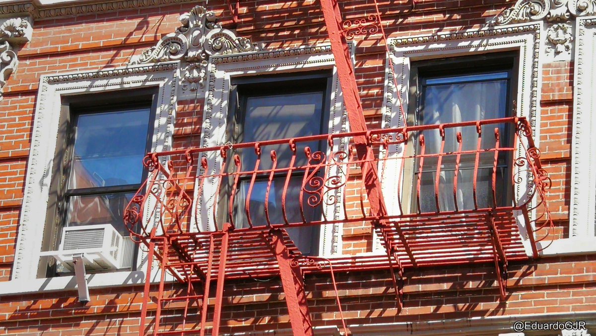 EduardoGJR's tweet photo. No sé si por la película #WestSideStory (la clásica), o por los comics de #DanDefensor (#Daredevil para los más jóvenes), el caso es que desde siempre he sentido una gran atracción por las escaleras de incendio de #NewYorkCity.
#streetphotography #urbanphotography #hacerfotos https://t.co/ZX7uaEUXPA