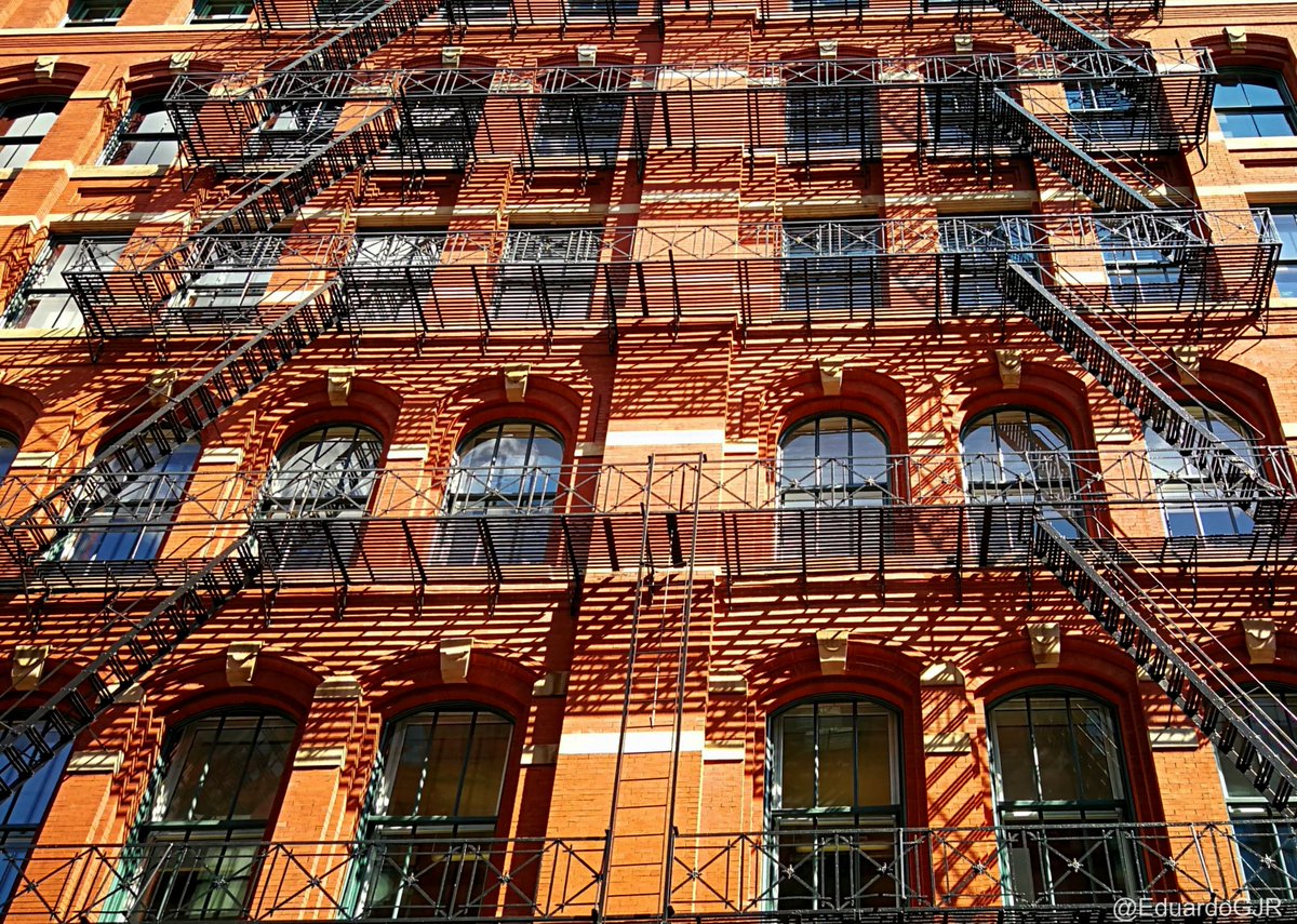 EduardoGJR's tweet photo. No sé si por la película #WestSideStory (la clásica), o por los comics de #DanDefensor (#Daredevil para los más jóvenes), el caso es que desde siempre he sentido una gran atracción por las escaleras de incendio de #NewYorkCity.
#streetphotography #urbanphotography #hacerfotos https://t.co/ZX7uaEUXPA