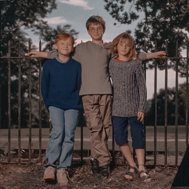 thiegonovais's tweet photo. O TEMPO VOA! Há 22 anos, no dia 21 de agosto de 2000, o trio de Harry Potter era apresentado em uma coletiva para imprensa ao mundo. Que saudade que me dá só de escrever isso! 🥺 https://t.co/N7tVCI9cQ7