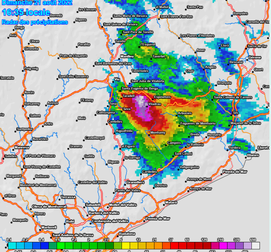 P4Estacions's tweet photo. S'està formant una tempesta MOLT VIOLENTA al Montseny amb intensitats superiors als 500 mm/h ‼️‼️⚡️. Moltíssima precaució ⛈️ si us trobeu per la zona!

#Projecte4Estacions https://t.co/B9KfGUznNx