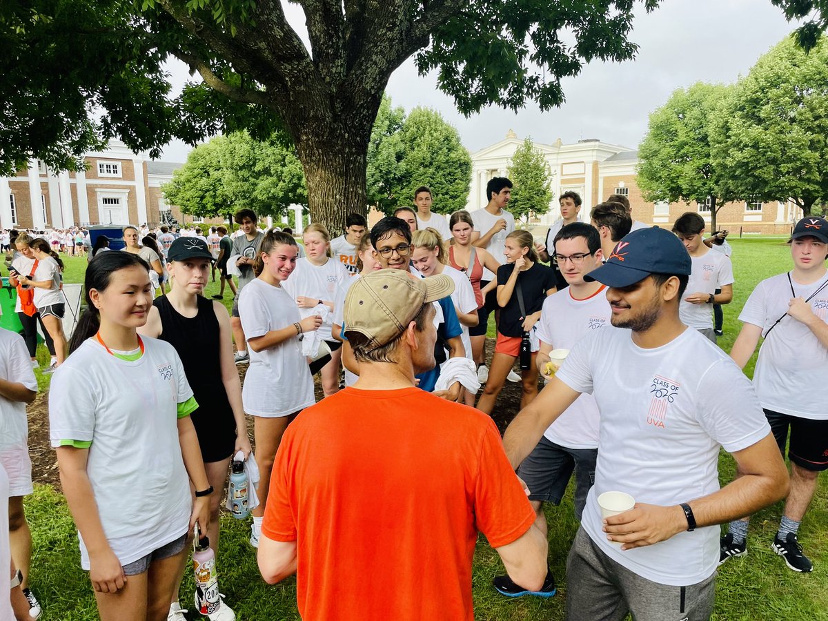 Thank you to the 400+ first year students who showed up for an early Sunday morning #RunWithJim. Looking forward to seeing you at Convocation later this afternoon as we close out a terrific weekend.