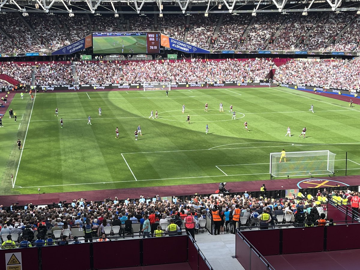 AgainSlightly's tweet image. Is this a library, is this a library?!?! 🤣#bhafc ⁦@OfficialBHAFC⁩ ⁦@NorthStandChat⁩