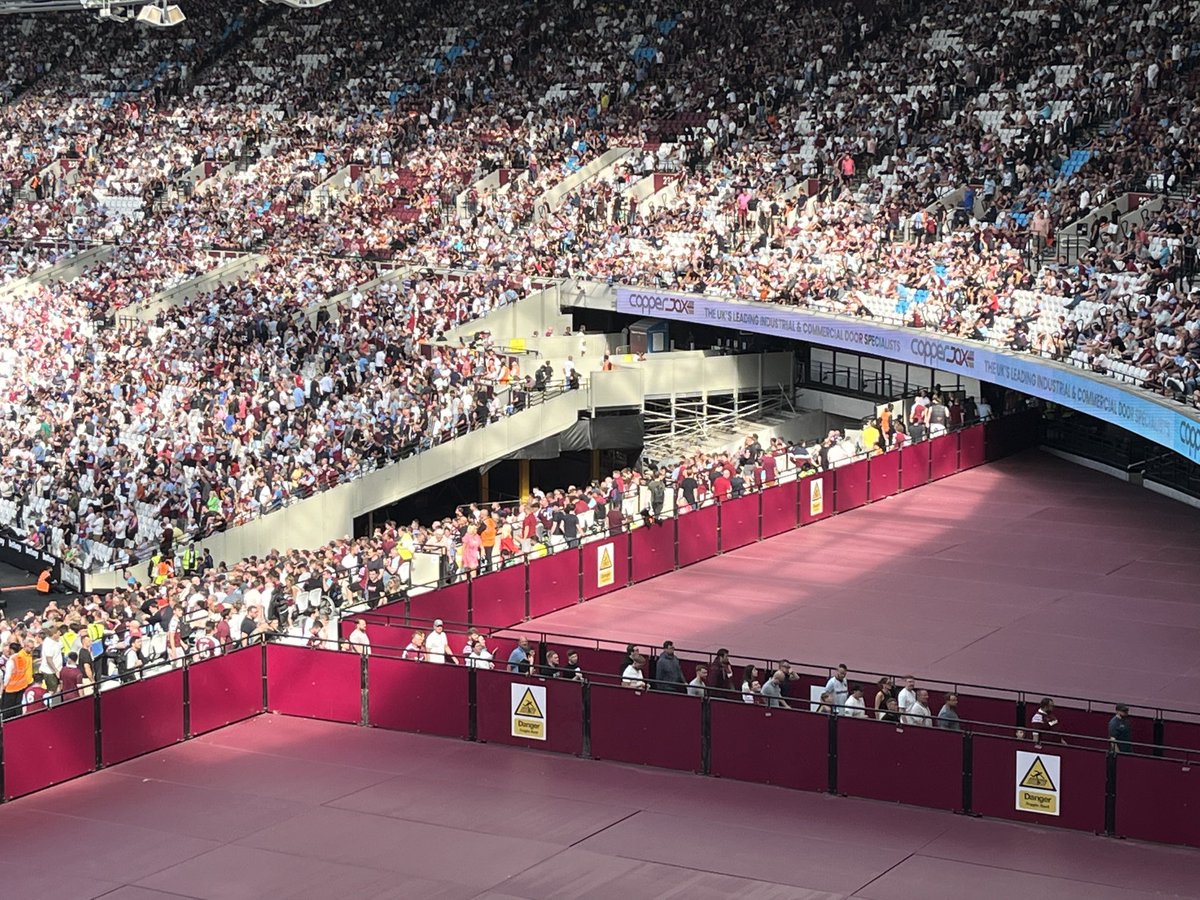 AgainSlightly's tweet image. Is there a fire dril!?!? 😉🤣#bhafc #bhavswhu ⁦@OfficialBHAFC⁩ ⁦@NorthStandChat⁩