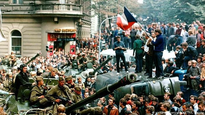 lovat1942's tweet photo. 21/8/1968 en Praga (entonces, Checoslovaquia). Las tropas de la URSS y Pacto de Varsovia ponen fin a la conocida como #PrimaveraDePraga donde pedían libertad y apertura. Nuestro reconocimiento a los ciudadanos que se alzaron contra la opresión URSS y su sueño acabó hace 54 años https://t.co/2sTiSqhIwd