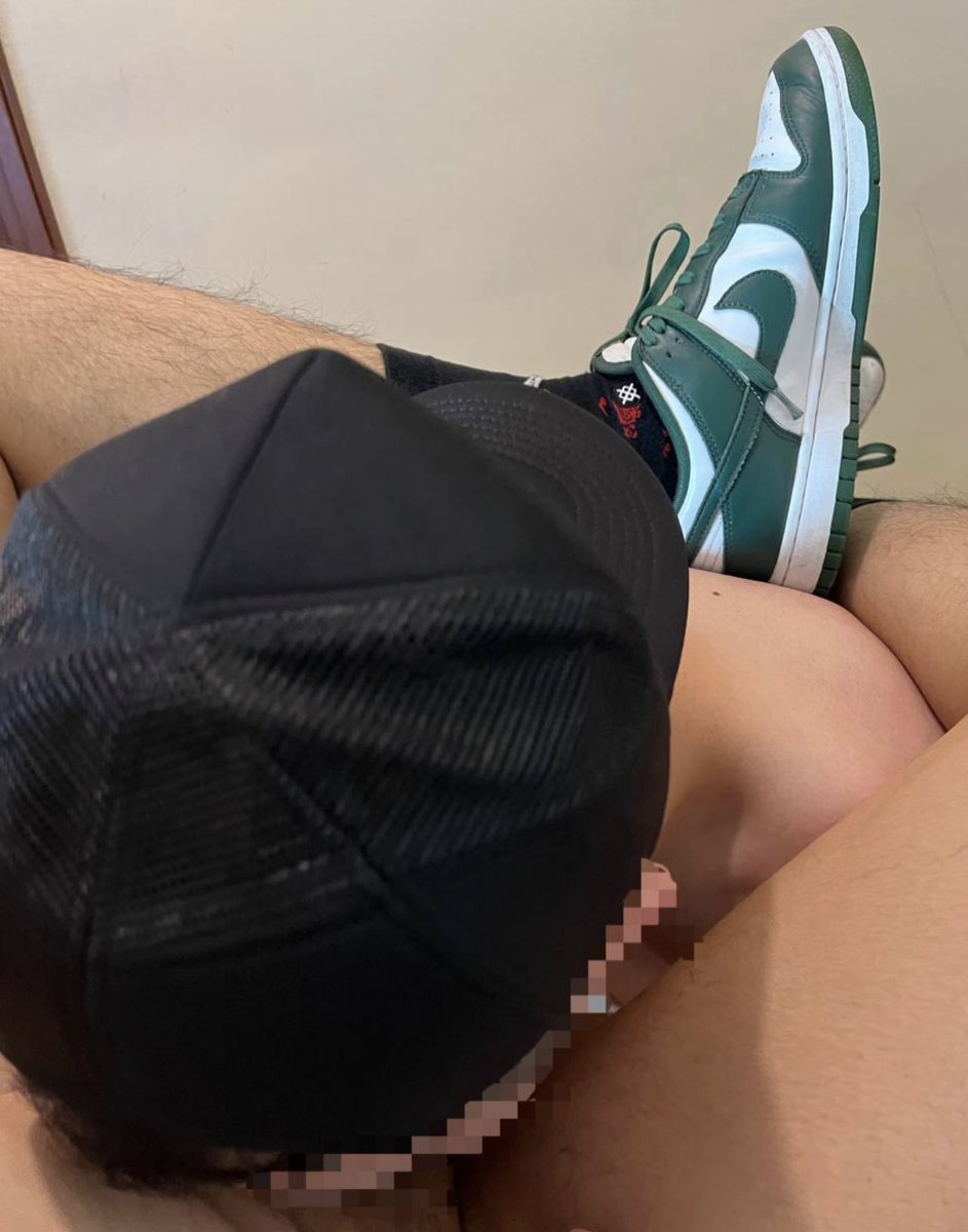 sneaker1069's tweet photo. Should I enjoy in a nice bj? or nice dunk low more? https://t.co/liTQj9eHyi