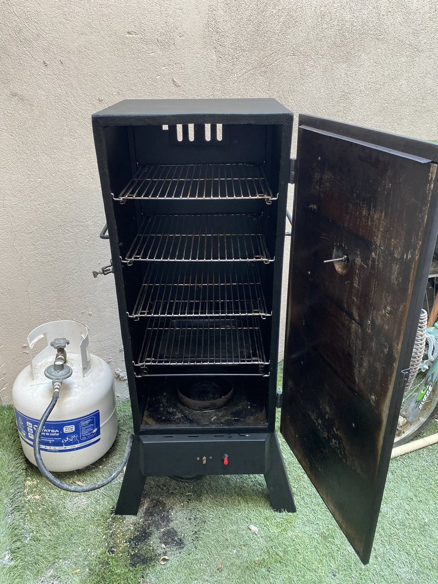 AsiEsMonterrey's tweet photo. Compré una “bola” de #cuete de res, un sorianero, porque voy a estrenar un ahumador de gas que me regalaron y voy a intentar hacer mi propio #RoastBeef ahí les voy contando cómo me va abriendo hilo.
Ignoren el six de @HeinekenMexico #Silver ese es para una tarea. https://t.co/2BysFip3pv