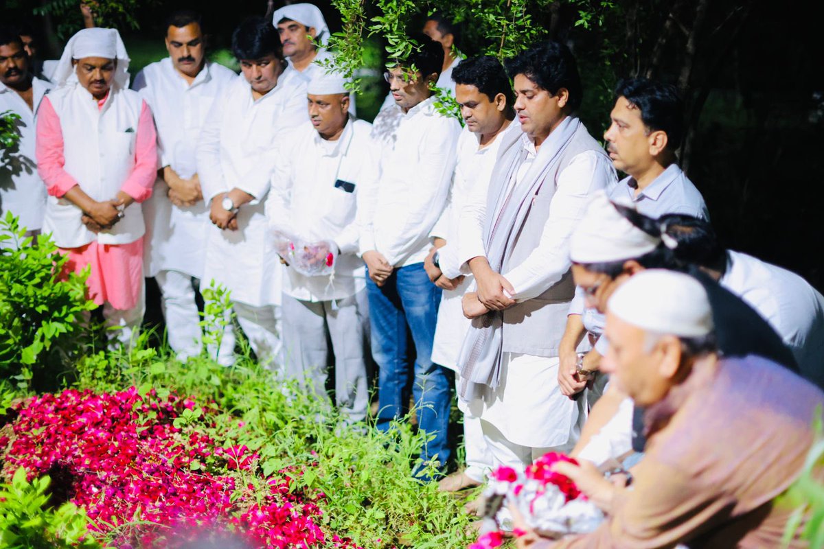 INCMinority's tweet photo. कॉंग्रेस के क़द्दावर नेता मरहूम अहमद पटेल साहब के गॉंव भरुच, पँहुचकर राष्ट्रीय चेयरमैन @ShayarImran जी ने  उन्हें ख़िराज-ए-अक़ीदत पेश की। https://t.co/IKImf78bOs