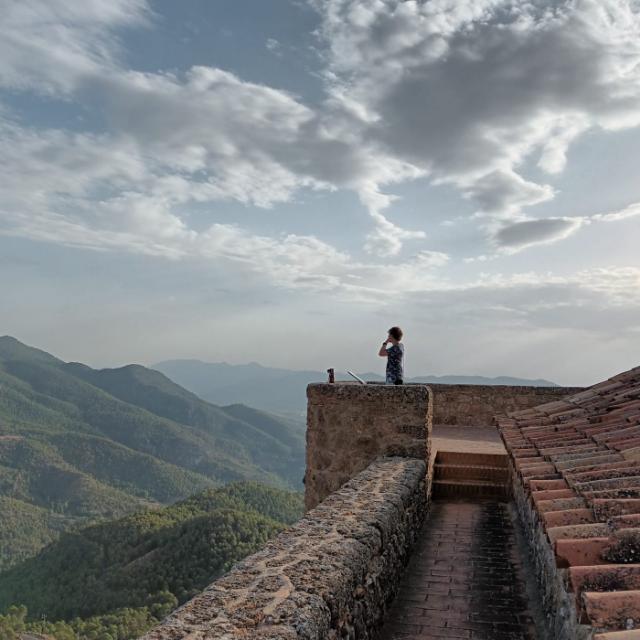 Me pasan esta fotografía de la cubierta del castillo de Segura de la Sierra, en Jaén. No conozco la historia del castillo ni la de su restauración, pero me parece cautivadora y un ejemplo de buena arquitectura.