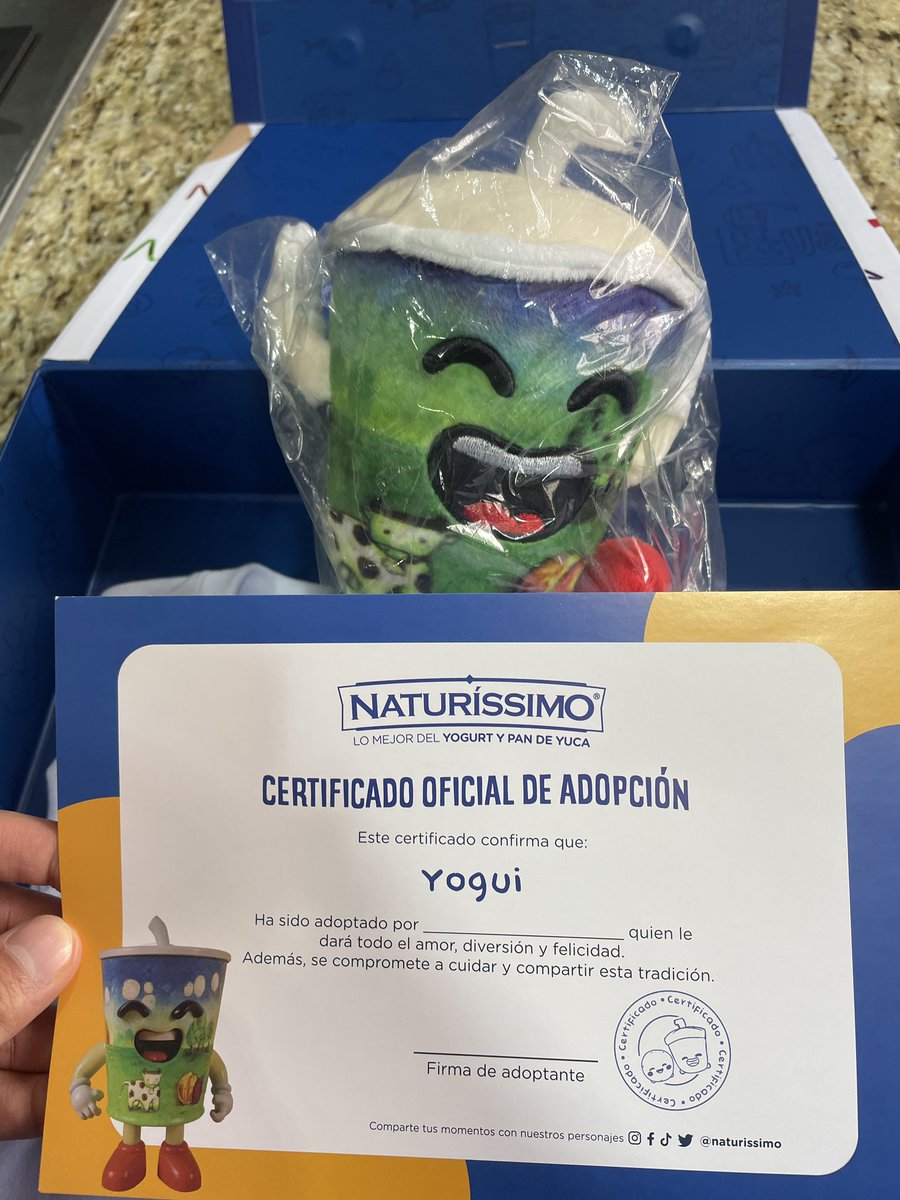juancarreno_'s tweet image. Un Juanito feliz porque ayer me llegó este detalle de @Naturissimo por mañana 22 de agosto ser el Día del Yogurt y Pan de Yuca y estoy amando cada cosa porque esta super cool 🫶🏼🫶🏼 amo a mi Yogui porque esta chiquito como yop así que aquí somos team yogurt