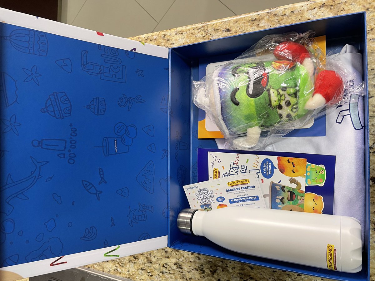 juancarreno_'s tweet image. Un Juanito feliz porque ayer me llegó este detalle de @Naturissimo por mañana 22 de agosto ser el Día del Yogurt y Pan de Yuca y estoy amando cada cosa porque esta super cool 🫶🏼🫶🏼 amo a mi Yogui porque esta chiquito como yop así que aquí somos team yogurt