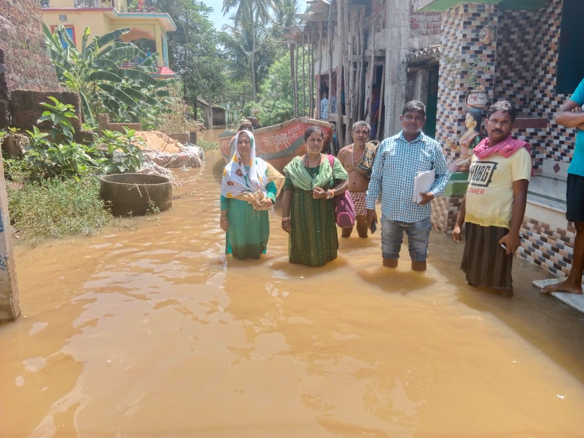 Additional Tahasildar Nimapara with Revenue Supervisor and RIs visited Sagada GP and distributed polythene sheets to flood affected people.
<a href="/SRC_Odisha/">SRC, Govt of Odisha</a> <a href="/rdmodisha/">Revenue & DM Department, Government of Odisha</a> @Puri_Official
