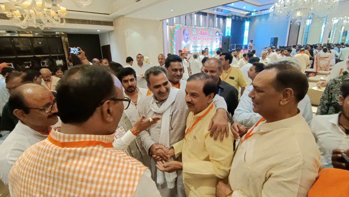 dr_maheshsharma's tweet photo. जनपद गाजियाबाद में आज भाजपा परिवार की मेरठ एवं ब्रज क्षेत्र की संयुक्त बैठक में माननीय श्री @kpmaurya1 जी, श्री @swatantrabjp जी, श्री @sunilbansalbjp जी, श्री @idharampalsingh जी व श्री @bjpkarmveer जी तथा अन्य सम्मानित पार्टी पदाधिकारियों व विशिष्टजनों के साथ सम्मिलित हुआ। https://t.co/grTZtpGrsV