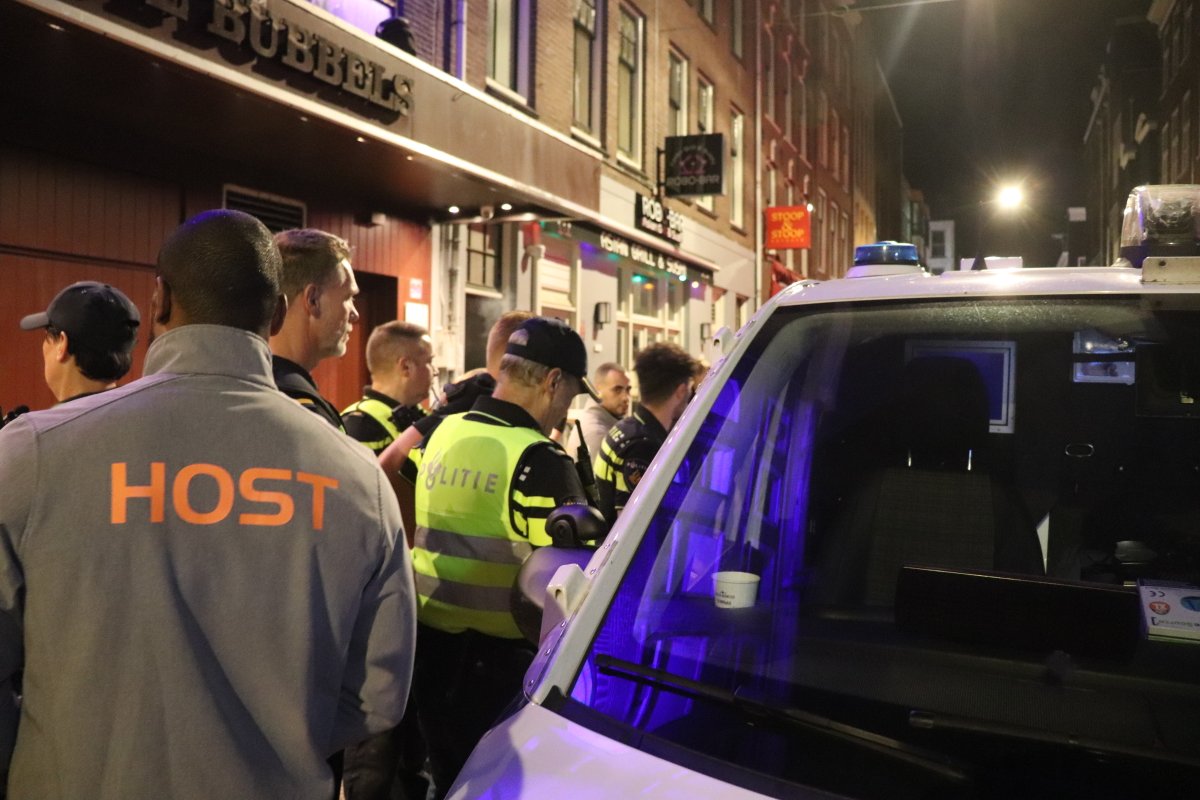 martindamen58's tweet photo. Amsterdam-centrum. #Politie en #Hosten moesten vannacht meerdere keren ingrijpen bij vechtpartijen rond het Leidseplein waarbij een man tegen zijn hoofd werd getrapt en een host in zijn gezicht werd gespuugd. Lange Leidsedwarsstraat, Leidsekruisstraat. 3 pers werden aangehouden. https://t.co/sJo6estxgQ