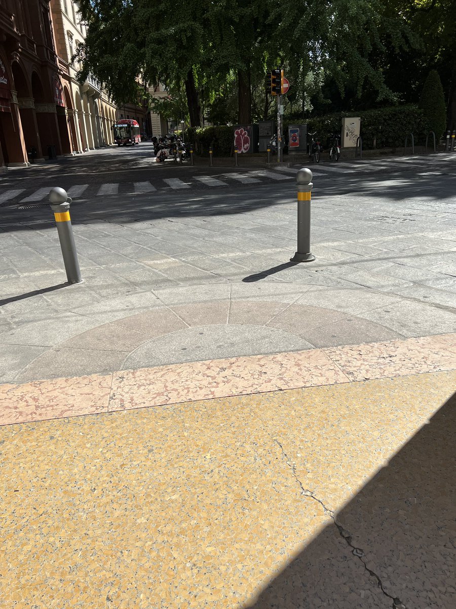 C_Romolo's tweet photo. @comunebologna Complimenti! dopo quelli sul Crescentone vederne un’altro in Via Farini davanti all’ingresso della Galleria Cavour è un vero piacere. Non fermatevi 👏 https://t.co/J0Z6NsRmro