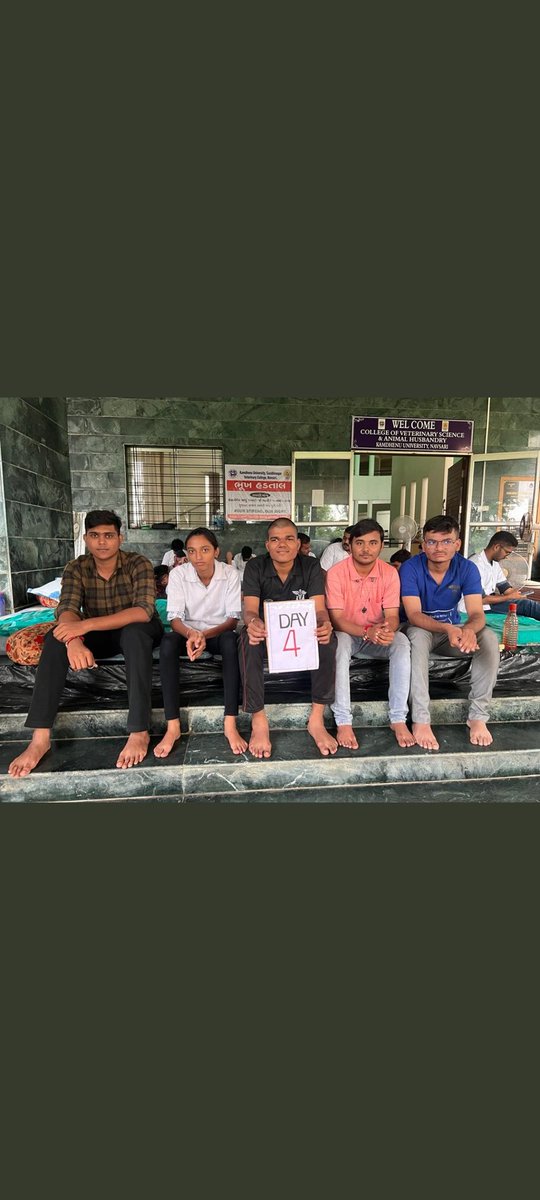 ameejoshi33's tweet photo. @timesofindia નવસારી વેટેરનરી કોલેજ ના વિધાર્થીઓનાં ભૂખ હડતાળનો ૪ થો દિવસ થયો છે.આ પરથી એવું લાગે છે કે સરકારને ગુજરાતના ભાવિની કોઈ ચિંતા જ નથી. પણ આ ભાવિ હવે પોતાનો હક લીધાં વગર ઉભું થશે નહીં
#indefinite_hunger_strike 
#increase_Guj_Vet_Stipend 
@CMOGuj @RaghavjiPatel @KanuDesai180 @CRPaatil https://t.co/NxUrAk93dQ