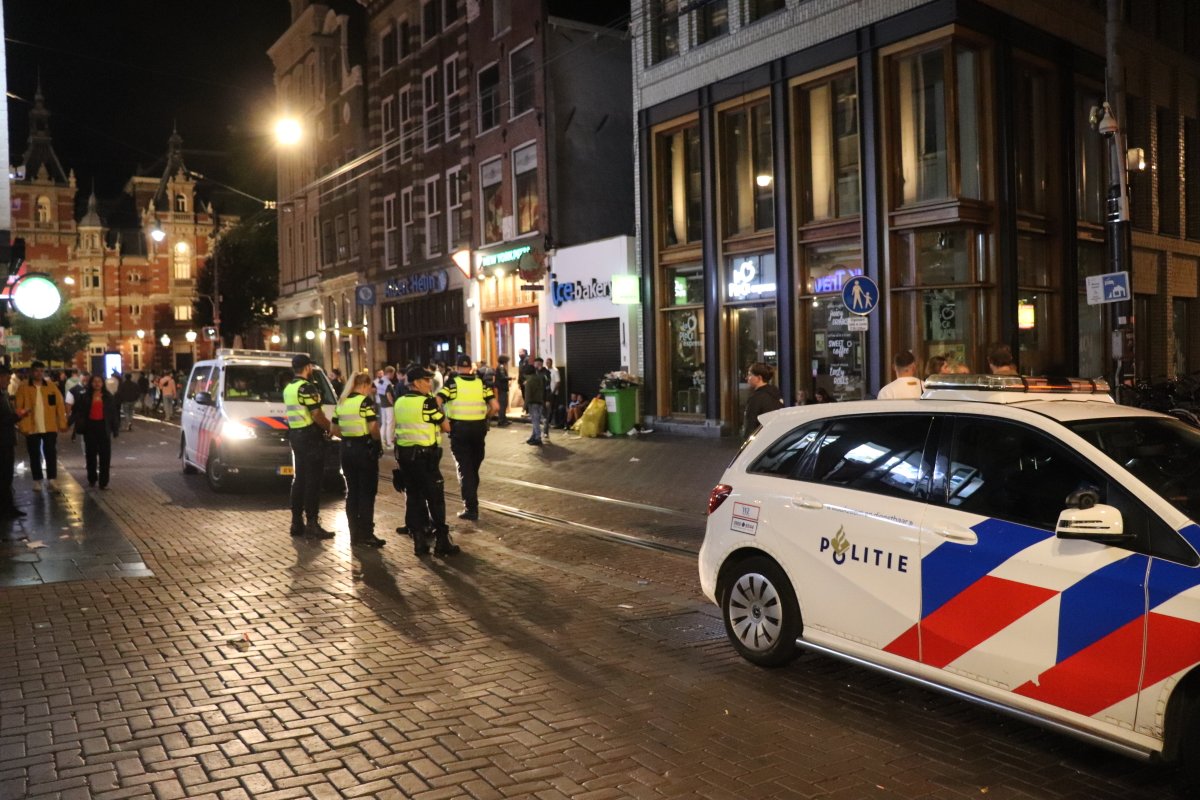 martindamen58's tweet photo. Amsterdam-centrum. #Politie en #Hosten moesten vannacht meerdere keren ingrijpen bij vechtpartijen rond het Leidseplein waarbij een man tegen zijn hoofd werd getrapt en een host in zijn gezicht werd gespuugd. Lange Leidsedwarsstraat, Leidsekruisstraat. 3 pers werden aangehouden. https://t.co/sJo6estxgQ