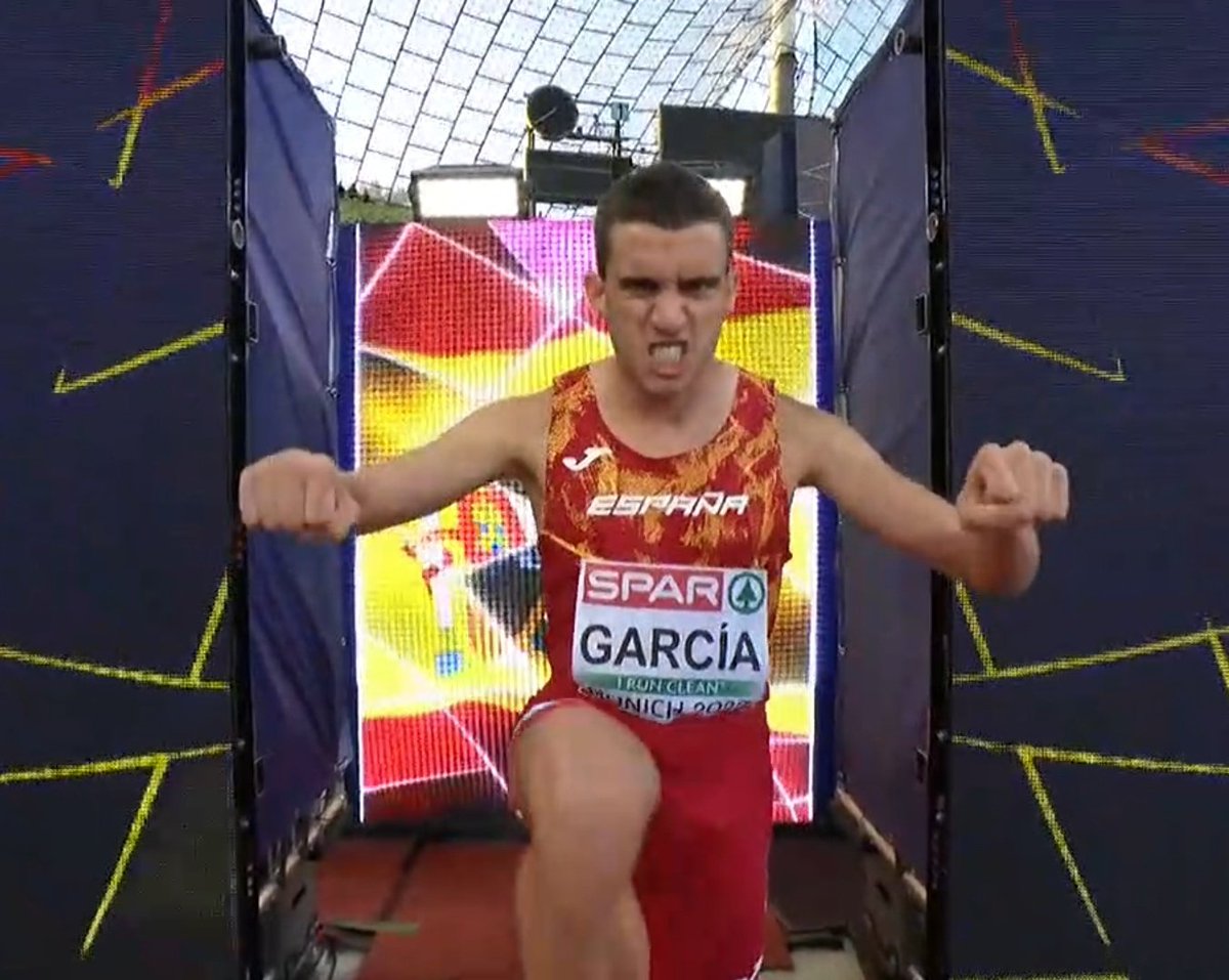JorgeDazGar's tweet photo. Tremenda final de 800 m. de Mariano García, arrancando la moto a 450 m de línea de meta y proclamándose Campeón de Europa...Grande @marianoobst97 https://t.co/PnfbLMr0xr