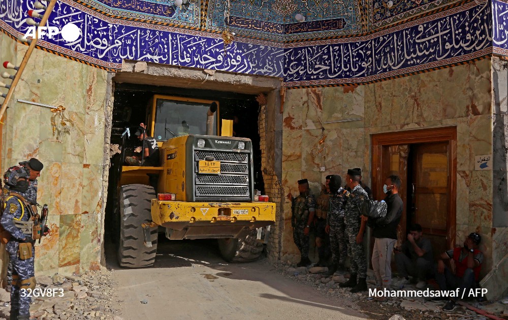 laure_khoury's tweet photo. أعمال الإنقاذ من قطارة الإمام علي في #كربلاء 
قتل 4 أشخاص على الأقلّ في حادث انهيار ترابي على مزار ديني في محافظة كربلاء، فيما تمكّن الدفاع المدني العراقي من إنقاذ 3 أطفال. 
تتواصل أعمال الإنقاذ وعدد الذين لا يزالون محاصرين حتّى الآن غير واضح. 
📸 @mo_sawaf 
@AFPar https://t.co/TYjBYsIfcc