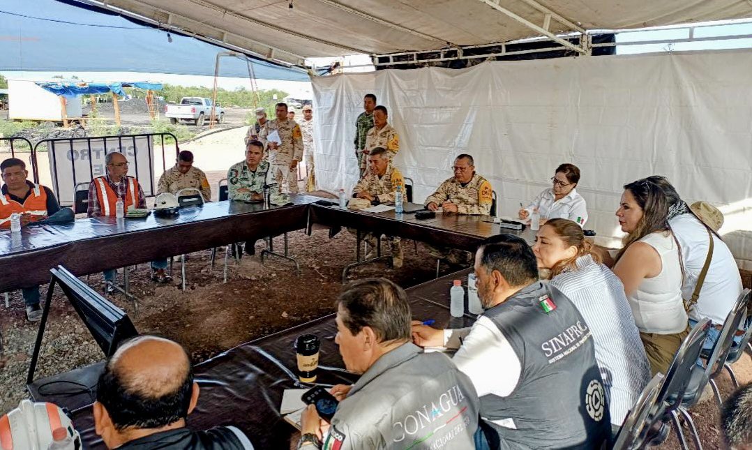 CNPC_MX's tweet photo. #MisiónECO |📍#Sabinas, #Coahuila

La titular de la @CNPC_MX, @laualzua, encabeza reunión del mando unificado, a través de la cual las dependencias del @GobiernoMX coordinan acciones todos los días para atender el incidente de la #Mina #Pinabete. ⚒️ https://t.co/K01MCwYtku