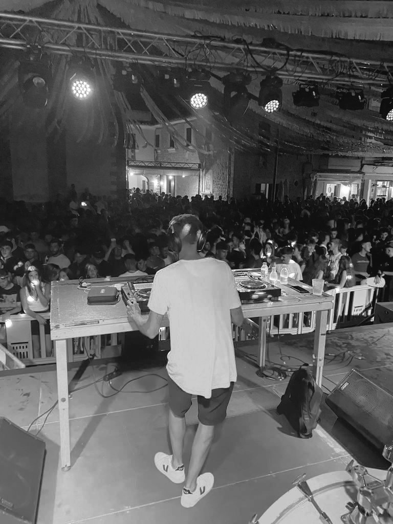 aitormartinez91's tweet photo. Ahir a sa nit de verbena de Consell varem fer un experiment i hi va haver música electrònica tot lo vespre. Esteiem al punt de mira, se respirava reticència desde feia setmanes i no se confiava. El resultat? 🔝🔥⬇️⬇️⬇️

Primera foto: @conseller84. 00:00h.
Segona foto: Jo. 04:30h. https://t.co/v5Ef5EIFYR