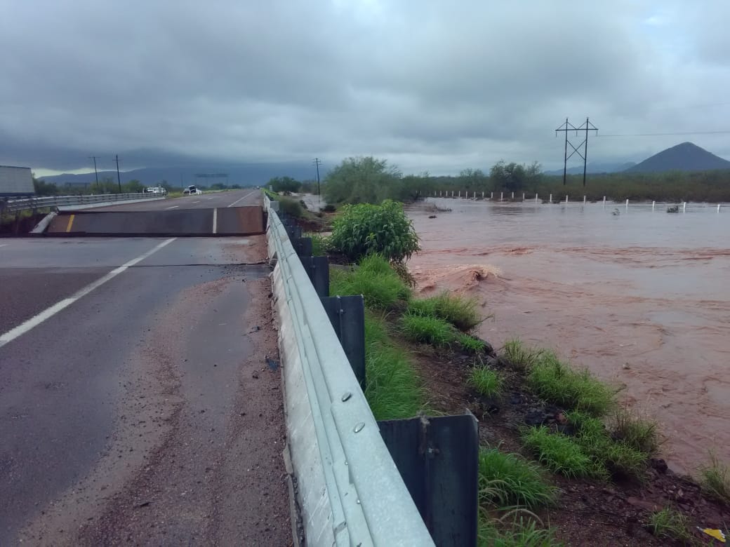 cepcsonora's tweet photo. ALERTA CARRETERA
Se reporta daño en el puente El Valiente en la carretera internacional Hermosillo - Guaymas km. 138, se recomienda no tomar esa vía, Guardia Nacional y Caminos y Puentes ya trabaja en el lugar. https://t.co/EPZwwOuuKv