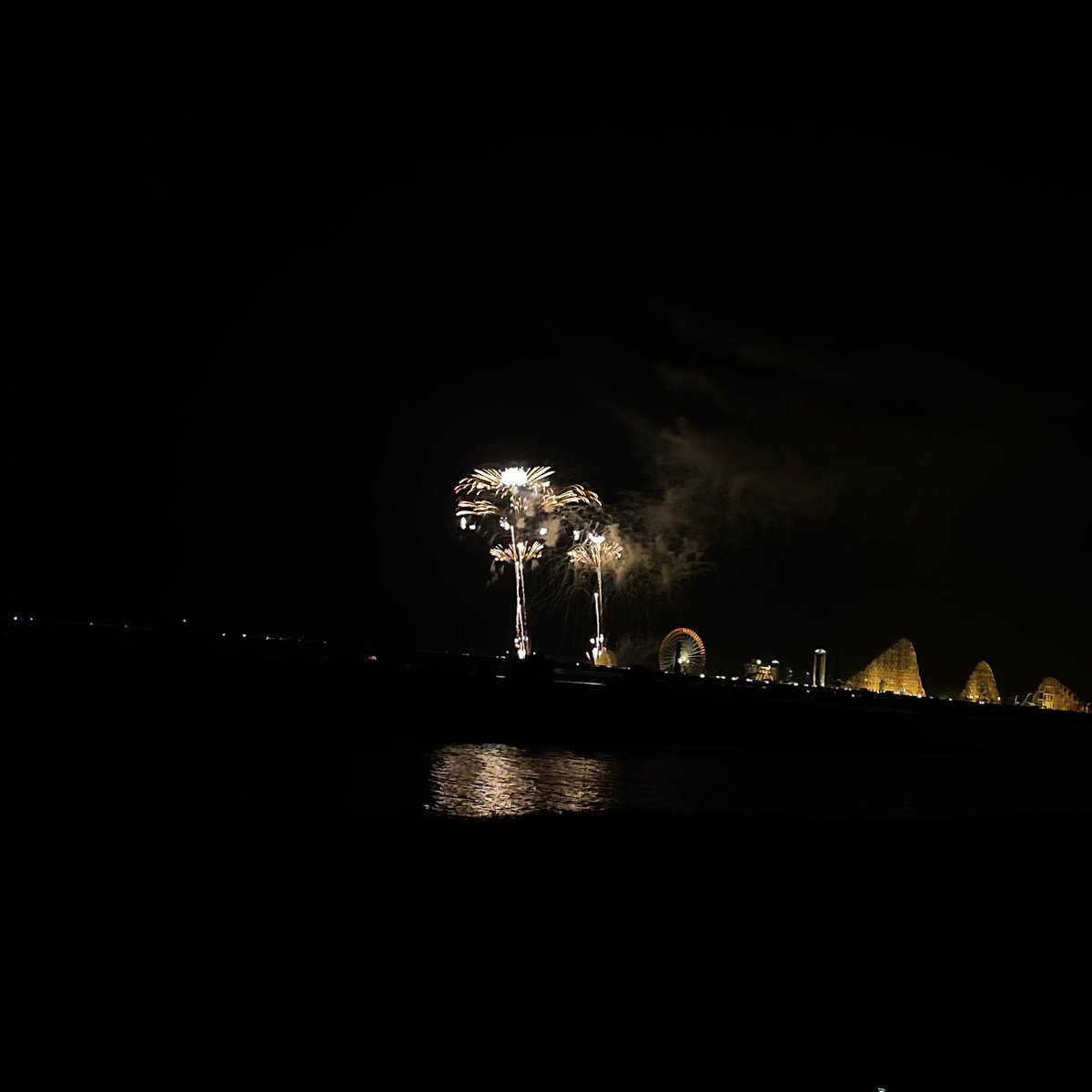 kim__da_'s tweet photo. 今年の長島の花火🎇
本当に空にお花が咲いてた、感動 https://t.co/MblITQhgMY
