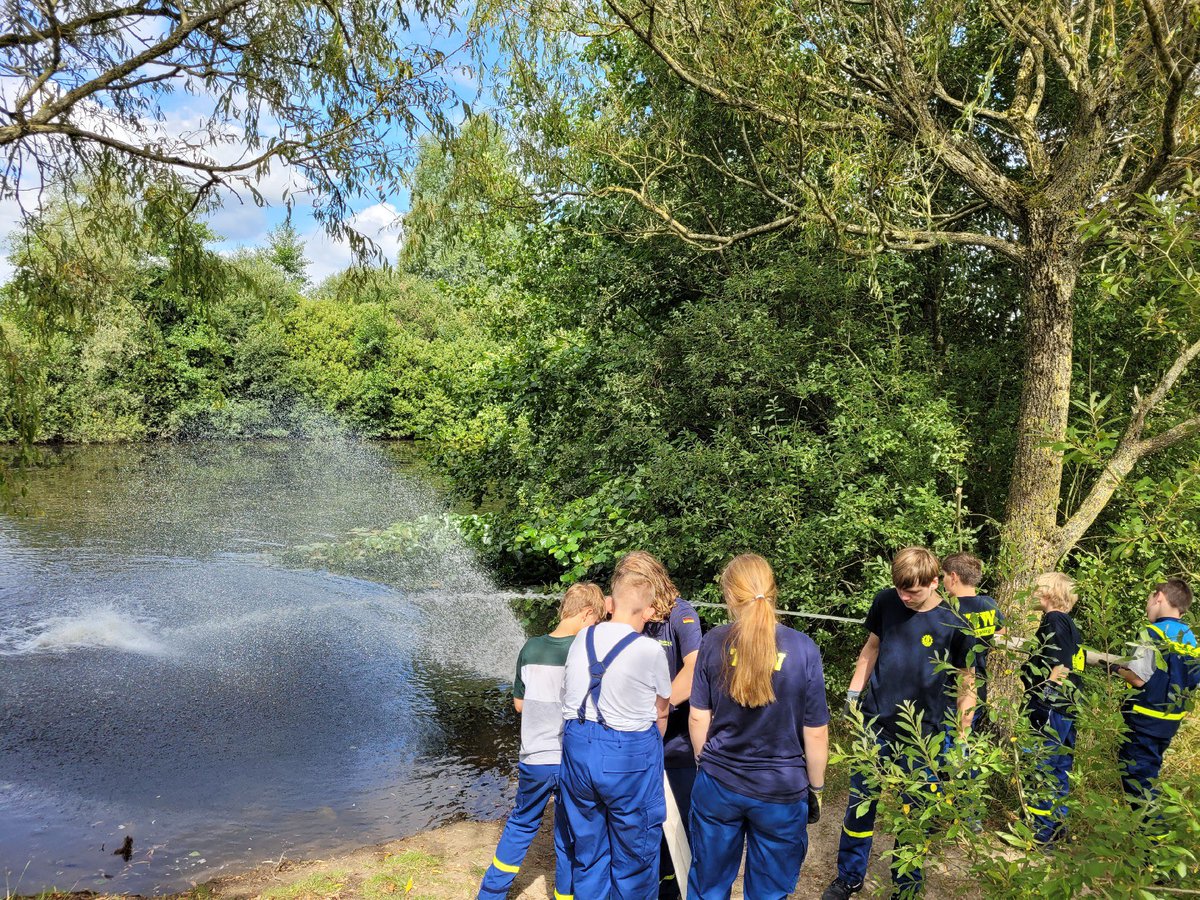 Wie kann man die heißen Sommertage sinnvoll nutzen? Richtig! Irgendwas mit Wasser veranstalten. So wie unsere Jugend gestern, auf dem Campusgelände bei Ausbildung an Tauchpumpen.