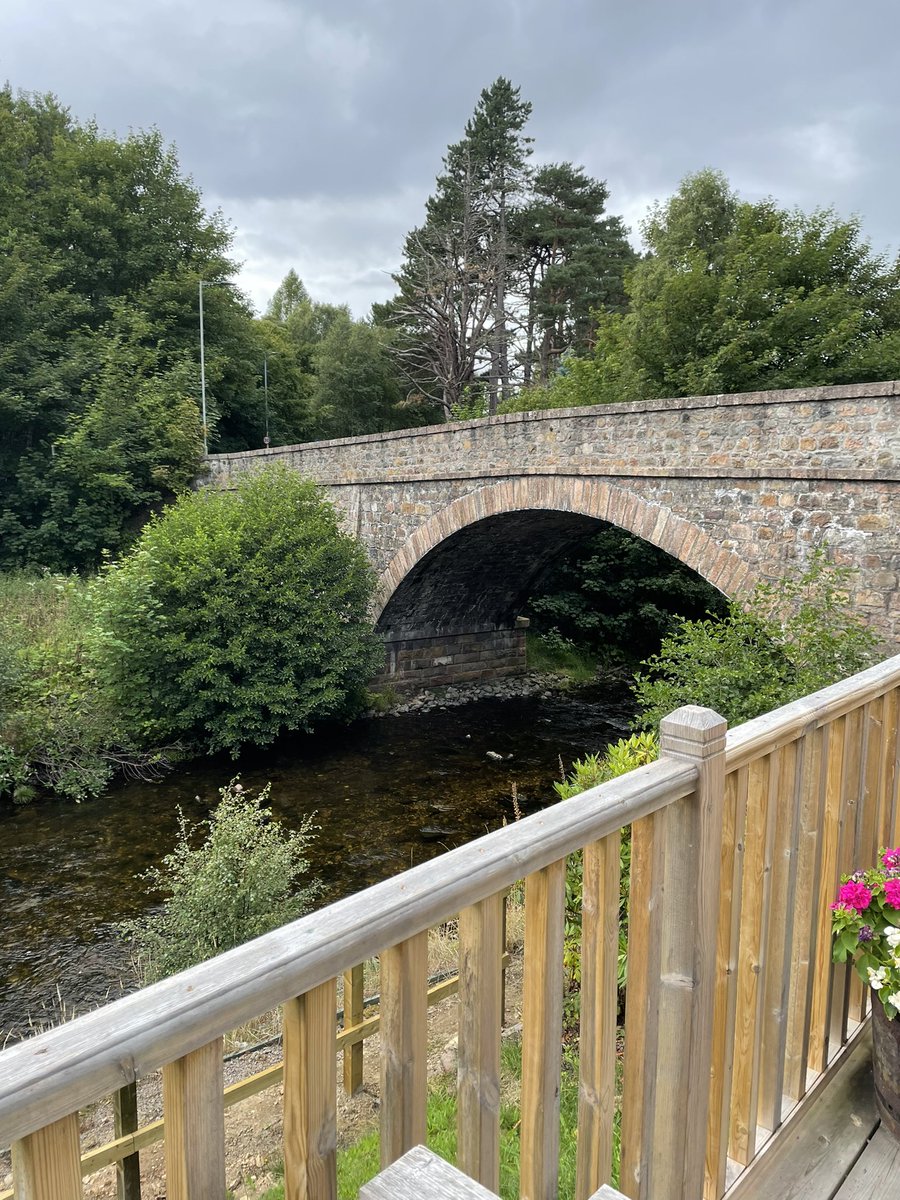 andiabz's tweet photo. Pints by the river @FiddichsideInn #Speyside #FiddichsideInn https://t.co/AYlLlHehFl