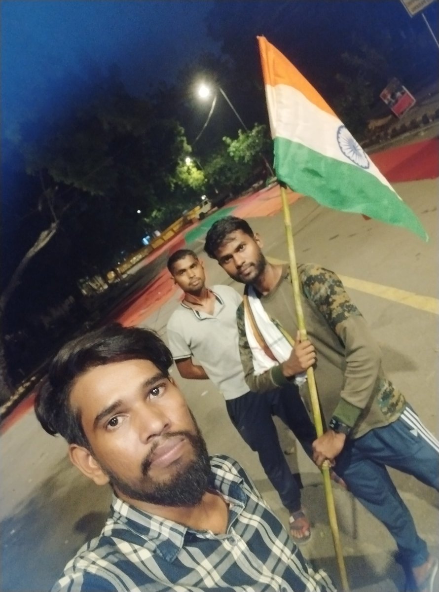 हाथ में तिरंगा लेकर नागपुर से दिल्ली के लिए अपने वर्दी अपने माँ के सपनो के खातिर निकला हूँ l क्या पत्ता आगे क्या होगा l फिर भी में लड़ रहा हूँ.. <a href="/raksha_s27/">Raksha</a> <a href="/Jha_Swarnaa/">swarna</a> <a href="/yogitabhayana/">Yogita Bhayana योगिता भयाना</a> <a href="/askrajeshsahu/">Rajesh Sahu</a> @brajeshabpnews <a href="/hrishirajanand_/">Hrishi Raj Anand</a>
#SSCGD2018_नागपुर_से_दिल्ली_पैदल_मार्च