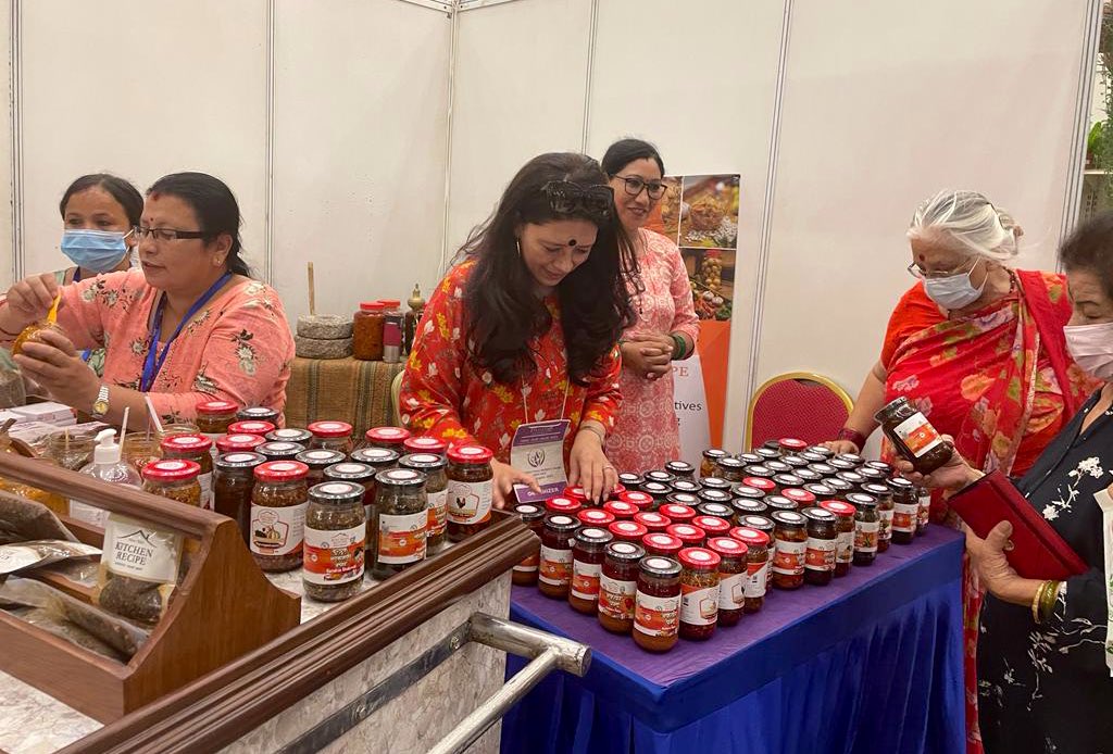 himabista's tweet photo. सिक्दै छु उद्यमी बन्न! आफ्नी आमासगं उन्को २५+ को अनुभव सुन्दै, सिक्दै 💛 आज चाही #अचार बेचियो मज्जाले ☺️ #Day4 #KitchenRecipe https://t.co/wStWhCrDlY