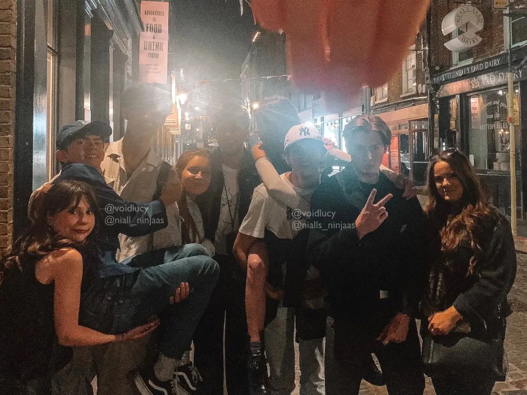 kitconnor_mx's tweet photo. [📷 • 210822] El cast de Heartstopper junto a fans!✨️ https://t.co/1VZHUAn6HF