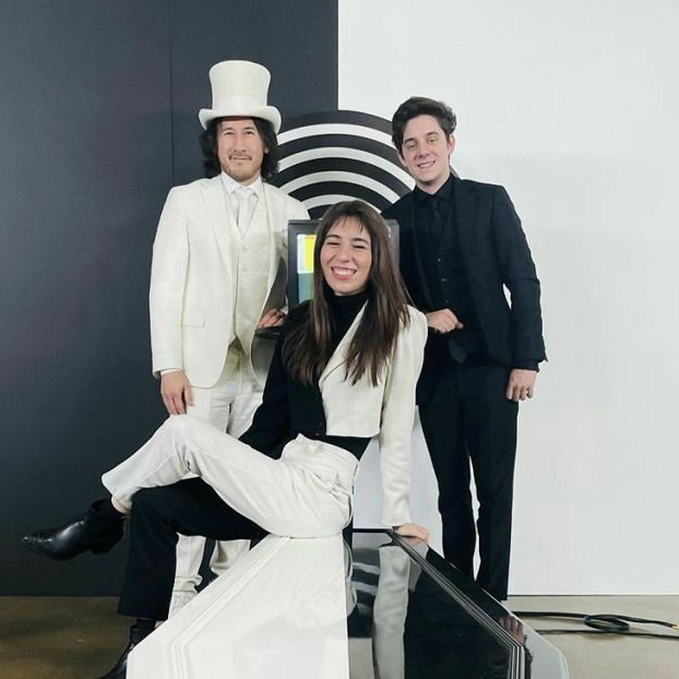 marxdoll's tweet image. time sticks
like glue                                here missing
i feel so blue                                        you