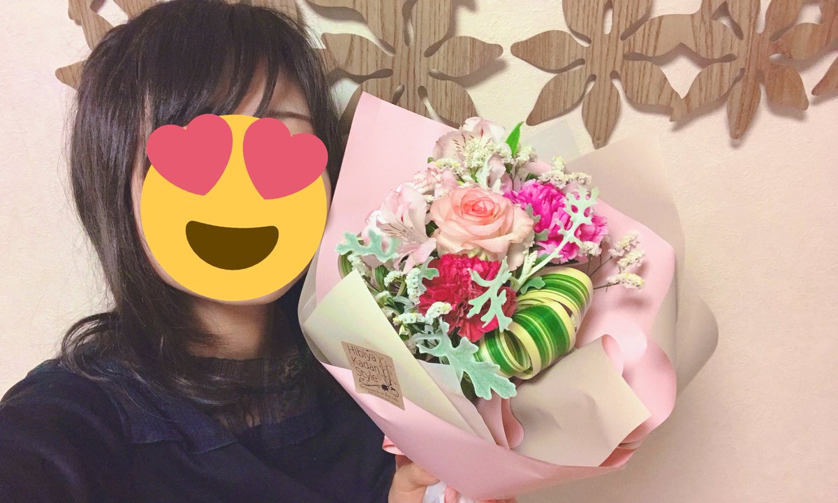 initialbass's tweet photo. 今日は久しぶりにバンドライブに出演してきました🎶
すっっごく緊張して、クリップチューナーつけっぱなしで(いつもやってしまう)とっても恥ずかしかったです！🤣

音楽ってやっぱり楽しい！

綺麗なお花も頂きました(*˃̵ᴗ˂̵)
お花はいつか枯れちゃうから、こうして思い出に写真にするのがいいよね🌼 https://t.co/olLCaCpJa1