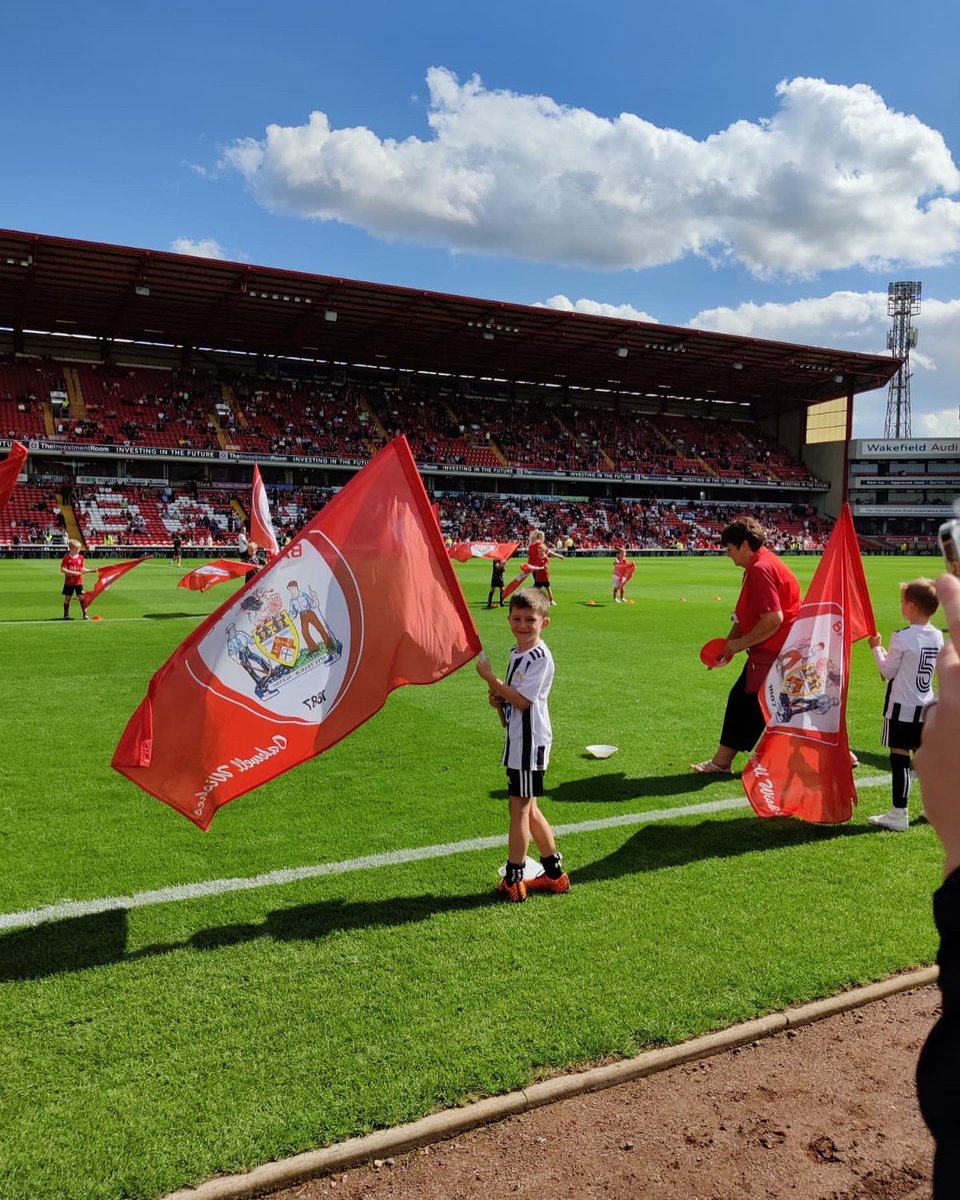 actionlees's tweet photo. Flag waving at Oakwell.  Not only the best day of the summer holidays but best day of his life Jackson says. @MPSClass8 @MapplewellSch @BarnsleyFC thanks for arranging @ellireds2 https://t.co/mOGVvxJ5pF