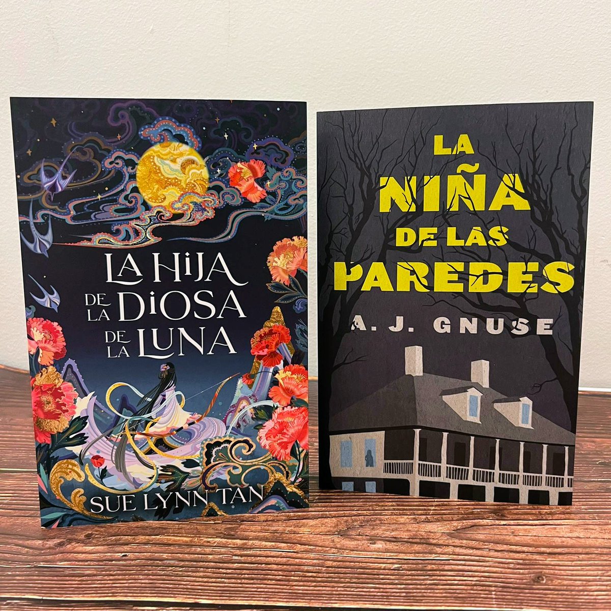 #NovedadesUmbriel Hoy llegan a librerías #LaHijaDeLaDiosaDeLaLuna de @suelynntan y #LaNiñaDeLasParedes de @ajgnuse, dos novedades muy esperadas del mes de agosto ♥ ¿Vais a leerlas?