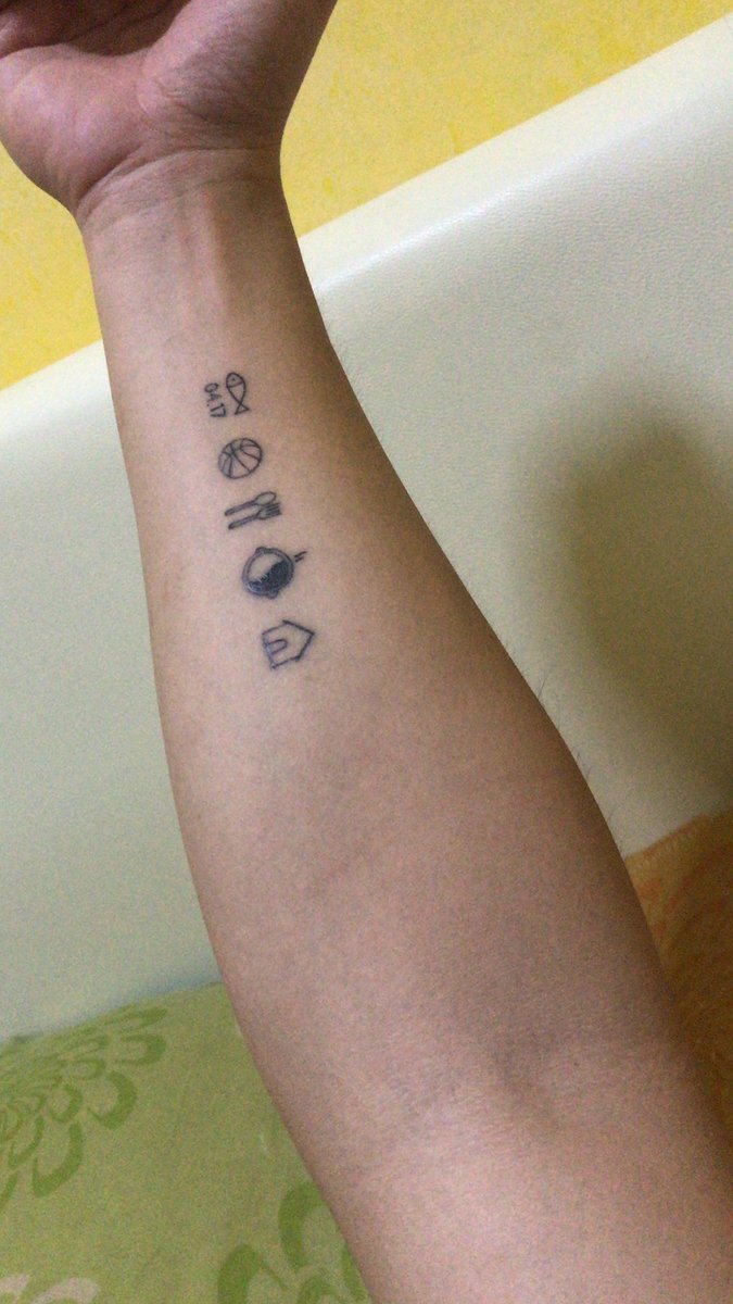 Bluethelam's tweet photo. 日复一日 不知道能够坚持多久
把动力画在手上 希望能每天坚持一点
希望以后要记住和谢谢现在的自己 https://t.co/MsAX5TgR3X