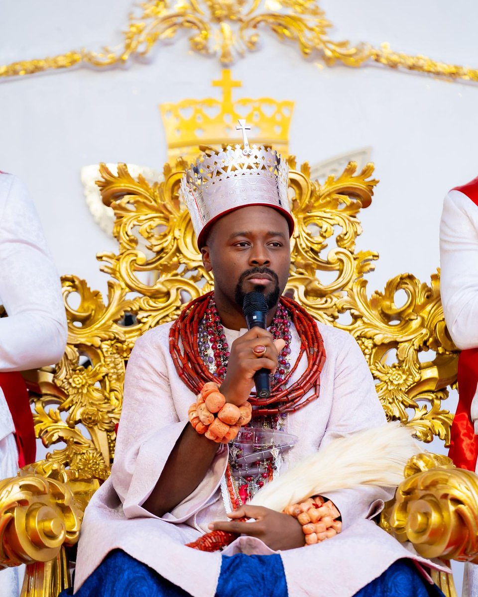 eschunu's tweet photo. 1st anniversary since 21/21/21
May the good Lord continue to bless you with wisdom and keep you on the throne of your father's
#youthful 
#Ogiame
#Atuwatse III https://t.co/70J5tYCypK