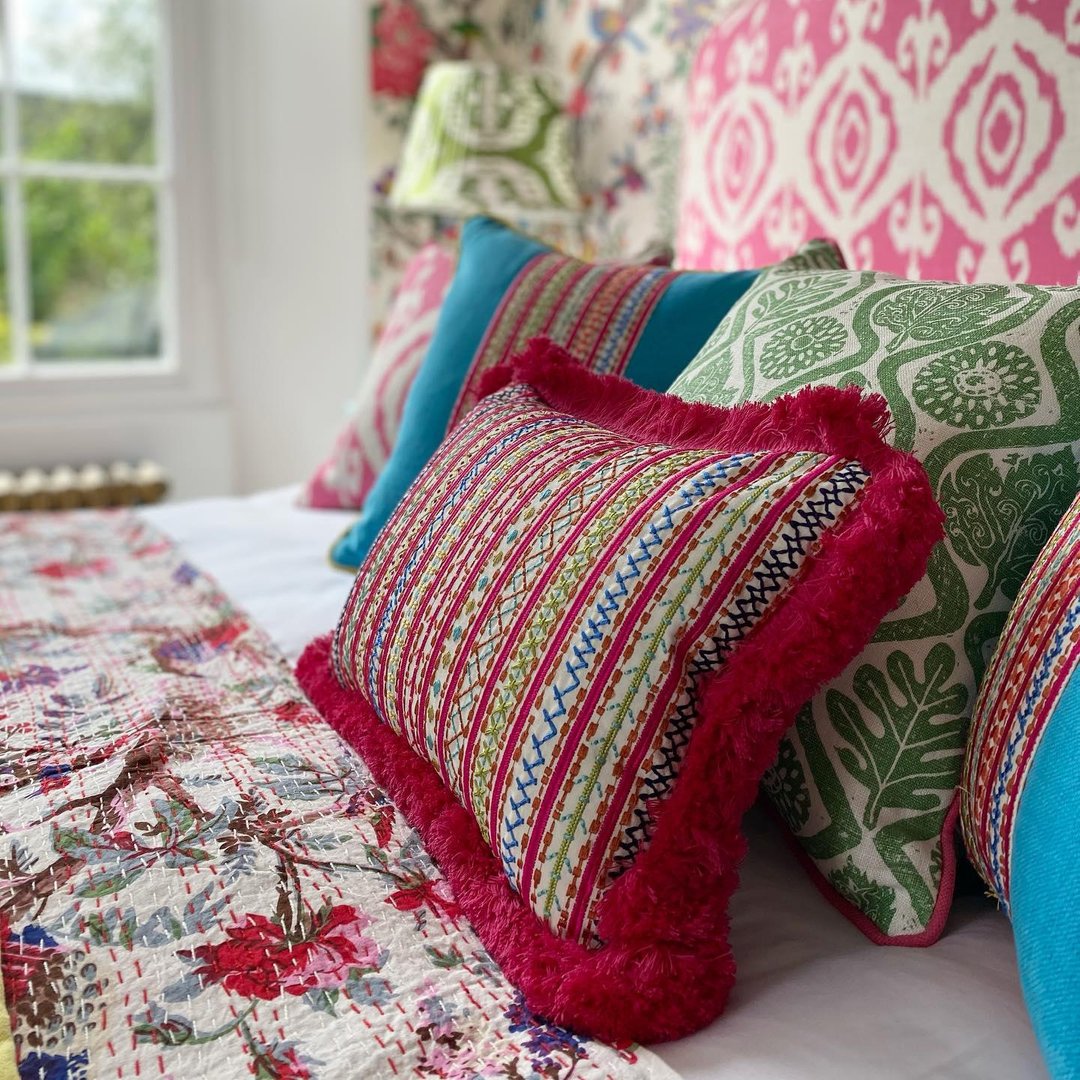 We love the way @noushka_design has styled our Volcano Paradise fabric! 
.
.
.
.
#cushions #cushion #cushiondesign #colourfulcushions #interiorstyling #AMinteriors #designdiscovery #andrewmartin #interiors #interiordesign #interiorsinspo #homedecor #homedecorideas #luxuryinterior