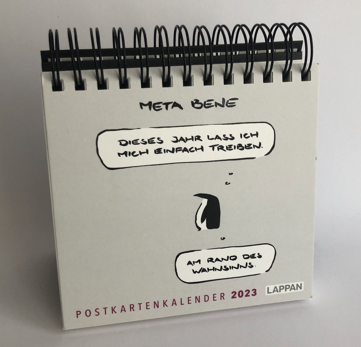 meta_bene's tweet photo. Gute Nachrichten! Der Postkartenkalender für 2023 ist erhältlich! 

53 handverlesene meta bene-Cartoons, um gut durchs Jahr zu kommen. Mit verbesserter Aufstellmechanik und stabileren Karten. 

Fragen Sie in Ihrer Buchhandlung nach meta bene! https://t.co/ww9xSaJuES