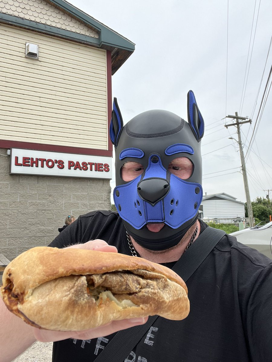 ThePupWinston's tweet photo. Puppy got a pastie omnomnomnoms https://t.co/j32sfLWTrT