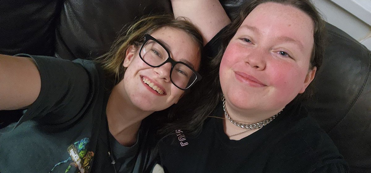 ifuxkinhatefoil's tweet photo. 1 year, 7 months, 13 days, 4 hours and 8 minutes later I got to meet my best friend who lives 5000 miles away:) wouldn’t have met her without corpse and corpsetwt, I’m incredibly happy and grateful rn🖤💙 https://t.co/617pxUbfvM