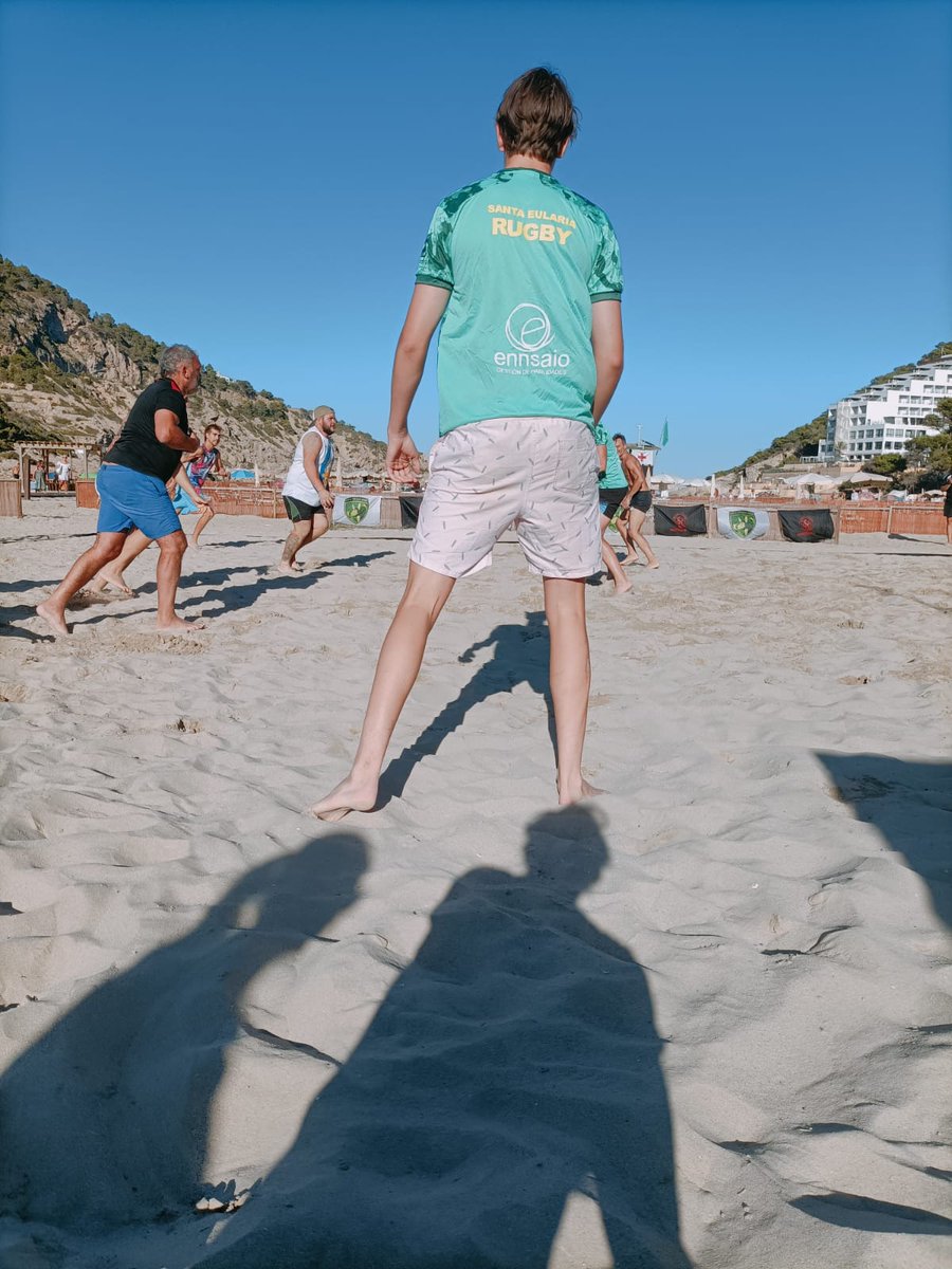 Buenas tardes. Volvemos con el #CalaLlongaRugbyBeach , última jornada. Aún os da tiempo
