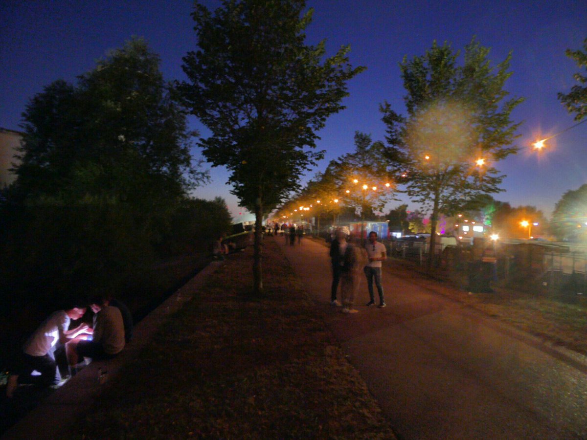 draussenbilder's tweet photo. @vitaminfeminin Tolles Gelände am Ufer, Hafenkulisse und Atmosphäre! Merkwürdig: mit zunehmendem Pegel werden auch die Bilder verschwommener ;)
Vor den #Dockville Toren soll gelegentlich auch viel Party sein. Man trifft so einige nur-mal-gucker. https://t.co/shvtFKb2Nq
