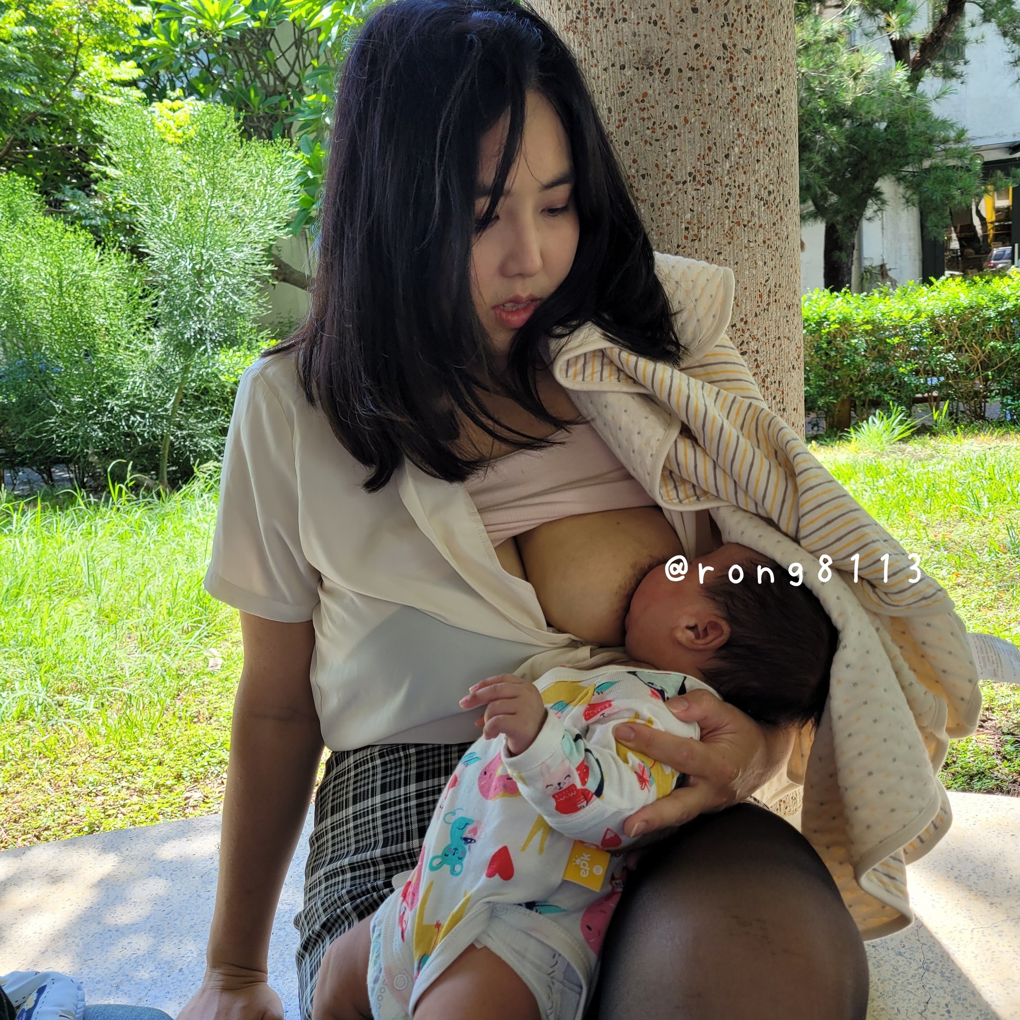 容容on X: 0821🌙 下午等剉冰時在涼亭親餵沒帶媽媽餵背巾真的有點麻煩😄 母乳戶外breastfeeding  breastmilk 人妻日常t.cohzMWh5HdoH  X